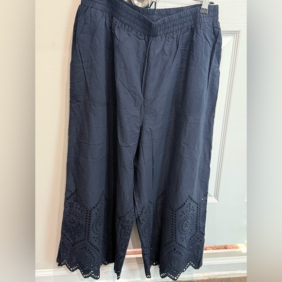Dex
Plus Eyelet Lace Cropped Pull-On Pants in navy size XL - Picture 4 of 10
